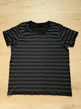 Lululemon Athletica Men’s Fast & Free Perforated Black Grey Striped Tee Shirt